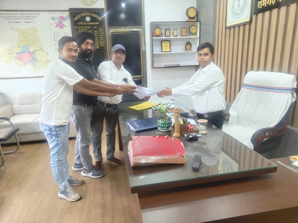 Social worker Arif Qureshi met the Municipal Council Executive Officer to resolve public problems.