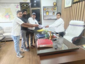 Social worker Arif Qureshi met the Municipal Council Executive Officer to resolve public problems.