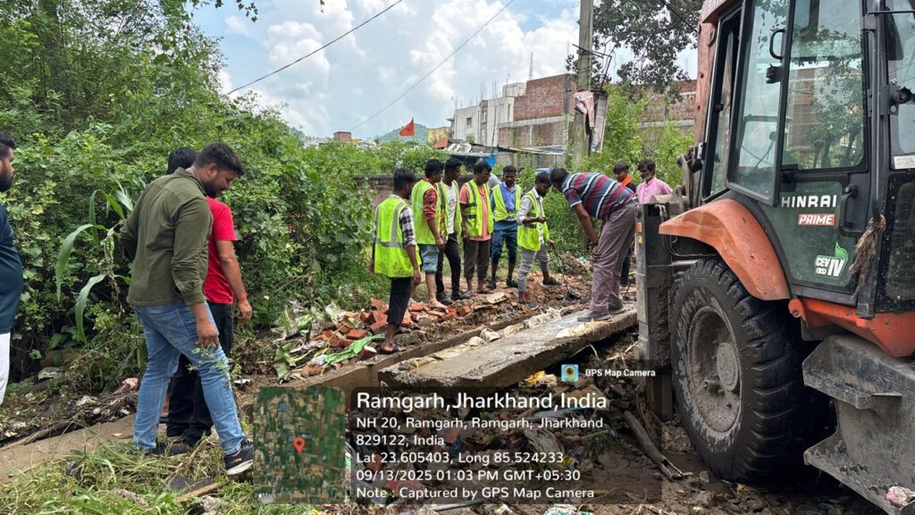समाज सेवी आरिफ कुरैशी की पहल पर रामगढ़ कॉलेज रोड में जलजमाव की समस्या का कार्यपालक अधिकारी ने कराया समाधान