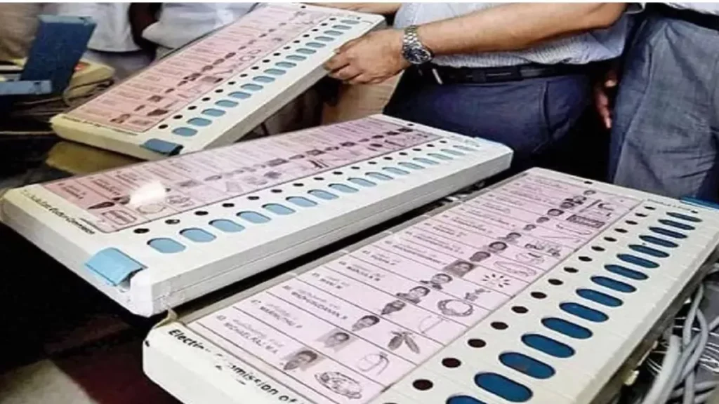 पटना: बिहार में विधानसभा चुनाव की तारीखों की घोषणा 6 अक्टूबर के बाद कभी भी हो सकती है। सूत्रों के अनुसार, मुख्य चुनाव आयुक्त ज्ञानेश कुमार 6 अक्टूबर के बाद बिहार दौरे पर आने वाले हैं। उनके आगमन से पहले राज्य में ट्रांसफर और पोस्टिंग की प्रक्रिया पूरी करने के निर्देश दिए गए हैं। निर्वाचन आयोग की तैयारी: चुनाव आयोग ने इस संबंध में बिहार के मुख्य सचिव को पत्र भेजकर स्पष्ट रूप से कहा है कि 6 अक्टूबर तक सभी तबादलों और पोस्टिंग की जानकारी आयोग को सौंपी जाए। इसके साथ ही राज्य के डीजीपी, विकास आयुक्त, और अन्य सभी विभागों के प्रधान सचिवों को भी इसी आशय के पत्र भेजे गए हैं। मुख्य निर्वाचन पदाधिकारी का निर्देश: बिहार के मुख्य निर्वाचन पदाधिकारी विनोद सिंह गुंजियाल ने बुधवार को इन सभी वरिष्ठ अधिकारियों को पत्र भेजकर 6 अक्टूबर तक रिपोर्ट जमा करने के निर्देश दिए। उनका कहना है कि चुनाव की घोषणा के बाद राज्य में आदर्श आचार संहिता (Model Code of Conduct) तत्काल प्रभाव से लागू हो जाएगी। चुनाव की पृष्ठभूमि: बिहार विधानसभा की कुल 243 सीटें हैं। इस बार का चुनाव राष्ट्रीय जनतांत्रिक गठबंधन (NDA) और इंडिया अलायंस के बीच कड़ा मुकाबला माना जा रहा है। राजनीतिक विश्लेषकों के अनुसार, इस बार का चुनाव बहुत रोचक और टक्कर वाला होने वाला है। क्या बदल जाएगा चुनाव घोषणा के साथ? चुनाव तिथि घोषित होते ही: सभी सरकारी तबादले और नियुक्तियाँ रुक जाएंगी कोई नई योजना या घोषणा नहीं की जा सकेगी राजनीतिक दलों पर आचार संहिता का पूर्ण पालन अनिवार्य होगा