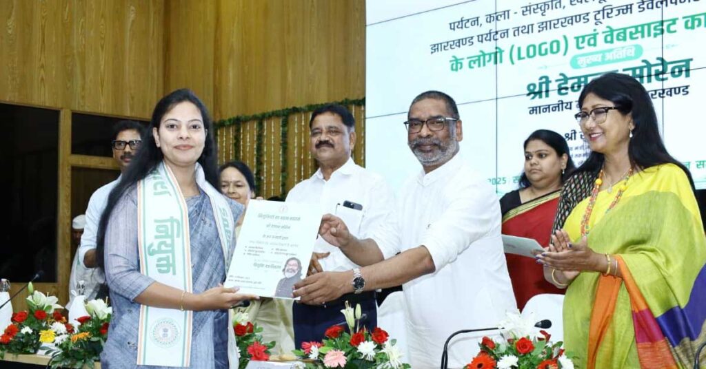 मुख्यमंत्री हेमंत सोरेन ने नगर विकास विभाग के नवचयनित अभ्यर्थियों को नियुक्ति पत्र सौंपे।