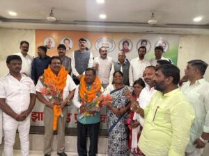 झारखंड: रिटायर्ड प्रशासनिक अफसर अवध नारायण प्रसाद और डॉ पासवान कांग्रेस में शामिल, दर्जनों समर्थक भी थामे हाथ