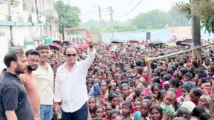 इरफान अंसारी ने निभाई 25 साल पुरानी परंपरा, दुर्गा पूजा पर 40 हजार महिलाओं को बांटी साड़ियां