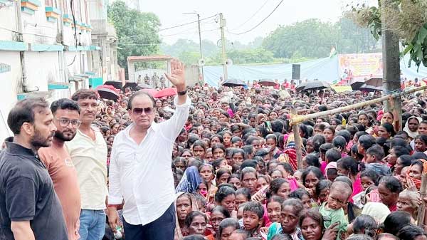 इरफान अंसारी ने निभाई 25 साल पुरानी परंपरा, दुर्गा पूजा पर 40 हजार महिलाओं को बांटी साड़ियां