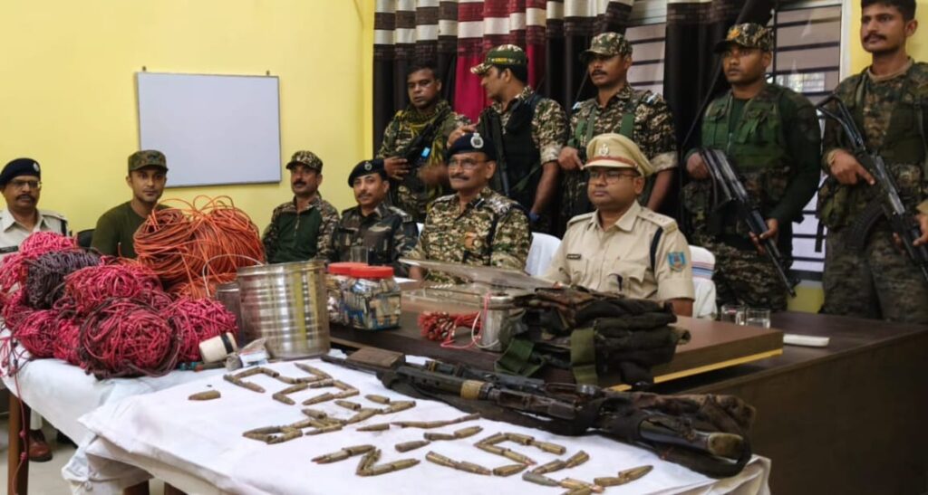 गिरिडीह, 25 सितंबर (हि.स.)। गिरिडीह पुलिस ने भाकपा माओवादियों के खिलाफ एक बड़ी सफलता दर्ज की है। गुरुवार को पुलिस ने जानकारी दी कि निमियाघाट थाना क्षेत्र के पारसनाथ की तराई में नक्सलियों द्वारा छिपाकर रखे गए हथियारों और विस्फोटकों का बड़ा जखीरा बरामद किया गया है। बरामद सामग्री में ज़िंदा कारतूस, डेटोनेटर, मैगजीन पाउच, स्टील कंटेनर और भारी मात्रा में विस्फोटक सामग्री शामिल है। यह बरामदगी गुप्त सूचना के आधार पर की गई। पुलिस अधीक्षक गिरिडीह और सीआरपीएफ-154 बटालियन के कमांडेंट एसडी त्रिपाठी को सूचना मिली थी कि खुखरा थाना क्षेत्र के जोकाई नाला और निमियाघाट थाना के चिरूआबेड़ा इलाके में नक्सली गतिविधियां देखी गई हैं। सूचना की पुष्टि के बाद पुलिस अधीक्षक अभियान सुरजीत कुमार और सीआरपीएफ के डिप्टी कमांडेंट अमित कुमार झा के नेतृत्व में कोबरा-203 बटालियन समेत एक संयुक्त टीम का गठन किया गया। टीम ने त्वरित कार्रवाई करते हुए दोनों इलाकों में छापेमारी की। हालांकि, मौके पर कोई नक्सली नहीं मिला। सर्च ऑपरेशन के दौरान बीडीडीएस टीम ने इलाके की गहन तलाशी ली, जिसके दौरान जमीन में छिपाए गए हथियार और विस्फोटक बरामद किए गए।