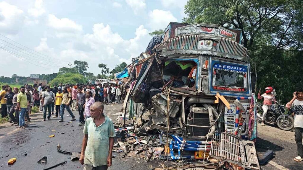 रामगढ़ में बस और ट्रक की भीषण टक्कर, तीन की मौत
