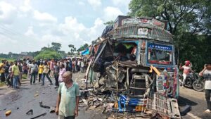 रामगढ़ में बस और ट्रक की भीषण टक्कर, तीन की मौत