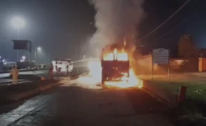 धनबादः कोयला लदा ट्रक बना आग का गोला, चालक की सूझबूझ से बड़ा हादसा टला