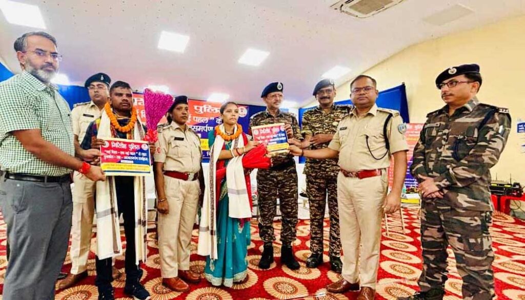 गिरिडीह में दो हार्डकोर नक्सलियों ने आत्मसमर्पण कर चुनी मुख्यधारा की राह