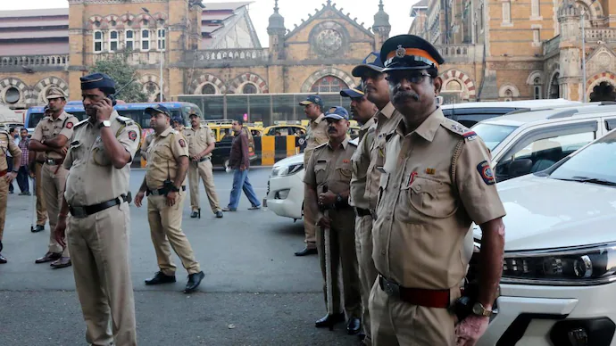 मुंबई में फर्जी दस्तावेजों के साथ रह रहे 6 अफगानी नागरिक गिरफ्तार मुंबई में फर्जी दस्तावेजों के साथ रह रहे 6 अफगानी नागरिक गिरफ्तार