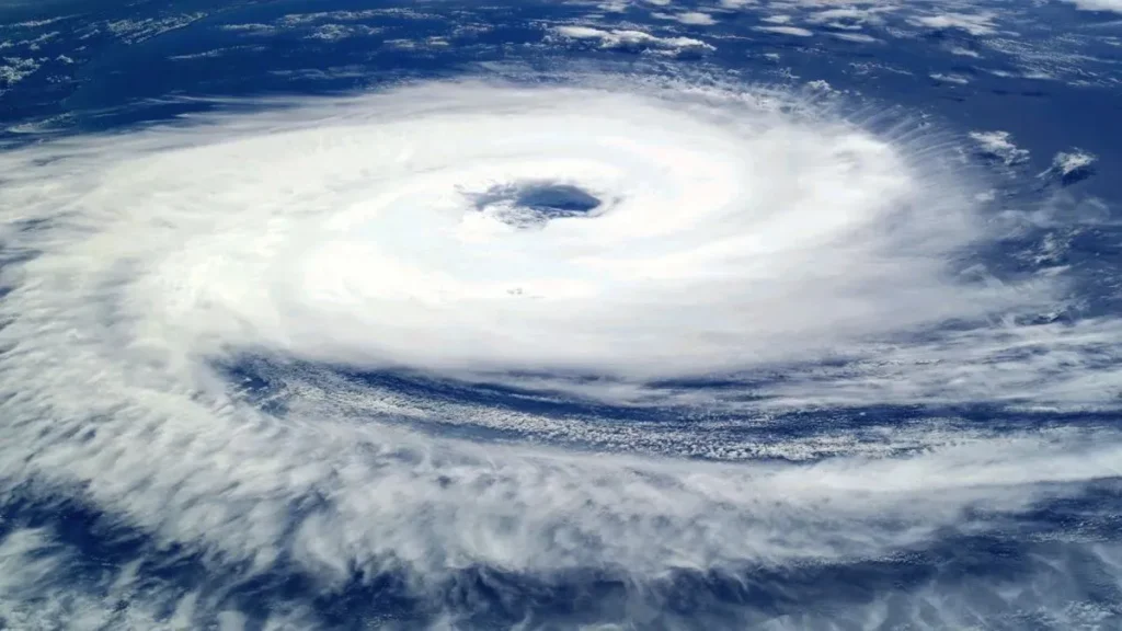 Cyclone Montha nears India coast: साइक्लोन मोंथा के कारण पूर्वी भारत में हाई अलर्ट, आज रात लैंडफॉल की संभावना Cyclone Montha nears India coast: