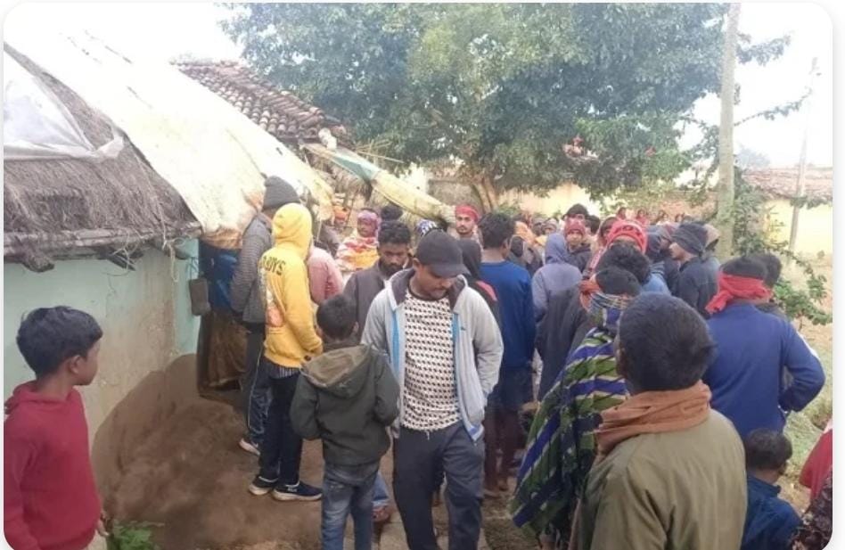 दुमका: एक ही परिवार के चार सदस्यों की संदिग्ध मौत –