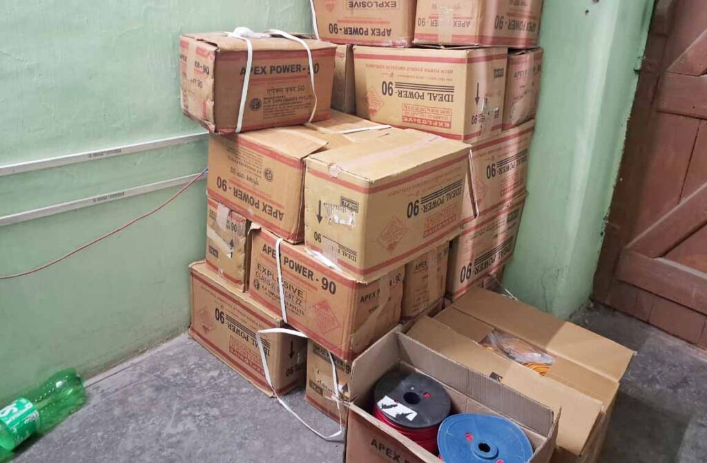 रांची: जिले के ओरमांझी थाना क्षेत्र में पुलिस को बड़ी सफलता हाथ लगी है। मंगलवार देर रात पुलिस टीम ने पिस्का क्रशर मंडी के पास स्थित एक मकान में छापेमारी की और भारी मात्रा में अवैध विस्फोटक सामग्री जब्त की। बरामद सामग्री में कुल 5,000 पीस जेलेटिन स्टिक्स और 300 पीस डेटोनेटर शामिल हैं। यह पूरा जखीरा पिस्का गांव निवासी आनंद बेदिया के नाम से दर्ज एक मकान से मिला है। ये विस्फोटक मुख्य रूप से पत्थर तोड़ने और स्टोन चिप्स बनाने के काम में इस्तेमाल होने की बात कही जा रही है। छापेमारी शुरू होते ही अंधेरे का फायदा उठाकर मौके पर मौजूद दो युवक भागने में सफल रहे। पुलिस अब उनकी पहचान कर गिरफ्तारी के लिए लगातार दबिश दे रही है। यह पूरी कार्रवाई रांची एसएसपी राकेश रंजन की मिली गुप्त सूचना पर शुरू हुई। ग्रामीण एसपी के निर्देश पर सिल्ली डीएसपी के नेतृत्व में ओरमांझी थाना पुलिस की टीम ने रात में यह साहसिक ऑपरेशन अंजाम दिया। फिलहाल पुलिस मकान मालिक आनंद बेदिया सहित इस अवैध धंधे के सभी मुख्य आरोपियों की तलाश में जुटी हुई है। जांच में सामने आया है कि इस ठिकाने से अवैध विस्फोटकों की बिक्रीक भी की जाती थी और इन्हें ओरमांझी के साथ-साथ आसपास के दूसरे इलाकों में भी सप्लाई किया जाता था। पुलिस टीम अब गहराई से पड़ताल कर रही है कि ये खतरनाक विस्फोटक आखिर कहां से लाए जा रहे थे, इस पूरे नेटवर्क में और कौन-कौन शामिल है और इसका मकसद क्या था। मामले में आगे की कानूनी कार्रवाई जारी है।