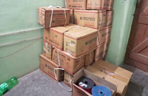 रांची: जिले के ओरमांझी थाना क्षेत्र में पुलिस को बड़ी सफलता हाथ लगी है। मंगलवार देर रात पुलिस टीम ने पिस्का क्रशर मंडी के पास स्थित एक मकान में छापेमारी की और भारी मात्रा में अवैध विस्फोटक सामग्री जब्त की। बरामद सामग्री में कुल 5,000 पीस जेलेटिन स्टिक्स और 300 पीस डेटोनेटर शामिल हैं। यह पूरा जखीरा पिस्का गांव निवासी आनंद बेदिया के नाम से दर्ज एक मकान से मिला है। ये विस्फोटक मुख्य रूप से पत्थर तोड़ने और स्टोन चिप्स बनाने के काम में इस्तेमाल होने की बात कही जा रही है। छापेमारी शुरू होते ही अंधेरे का फायदा उठाकर मौके पर मौजूद दो युवक भागने में सफल रहे। पुलिस अब उनकी पहचान कर गिरफ्तारी के लिए लगातार दबिश दे रही है। यह पूरी कार्रवाई रांची एसएसपी राकेश रंजन की मिली गुप्त सूचना पर शुरू हुई। ग्रामीण एसपी के निर्देश पर सिल्ली डीएसपी के नेतृत्व में ओरमांझी थाना पुलिस की टीम ने रात में यह साहसिक ऑपरेशन अंजाम दिया। फिलहाल पुलिस मकान मालिक आनंद बेदिया सहित इस अवैध धंधे के सभी मुख्य आरोपियों की तलाश में जुटी हुई है। जांच में सामने आया है कि इस ठिकाने से अवैध विस्फोटकों की बिक्रीक भी की जाती थी और इन्हें ओरमांझी के साथ-साथ आसपास के दूसरे इलाकों में भी सप्लाई किया जाता था। पुलिस टीम अब गहराई से पड़ताल कर रही है कि ये खतरनाक विस्फोटक आखिर कहां से लाए जा रहे थे, इस पूरे नेटवर्क में और कौन-कौन शामिल है और इसका मकसद क्या था। मामले में आगे की कानूनी कार्रवाई जारी है।