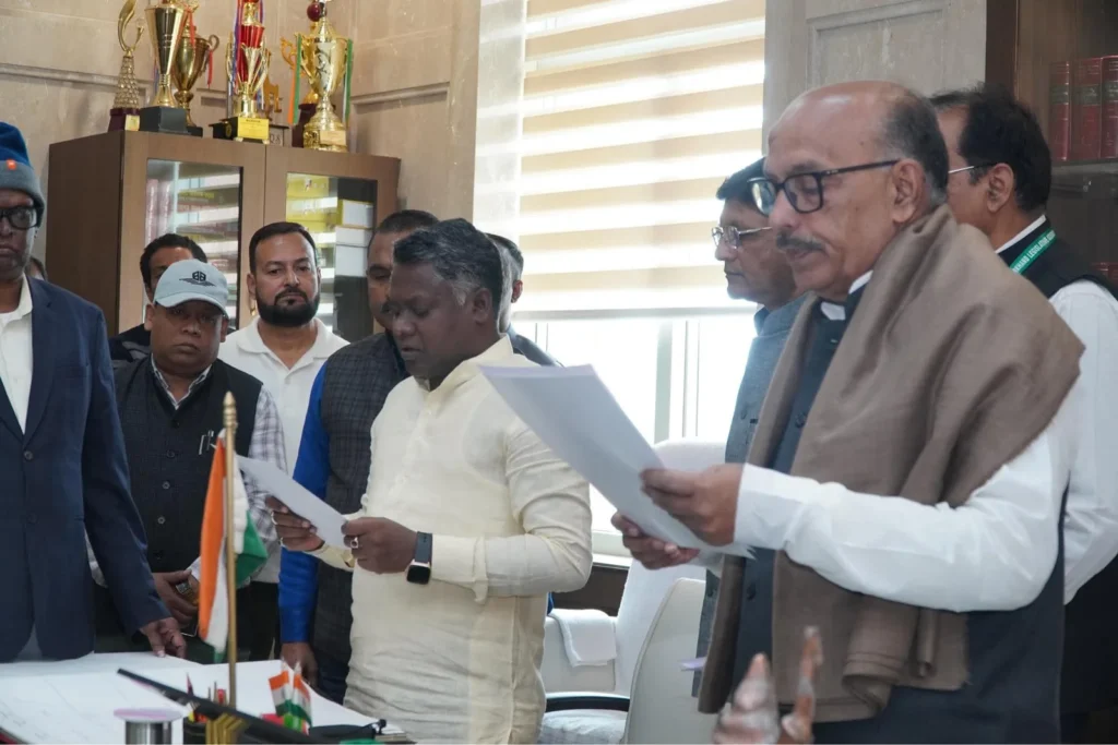 घाटशिला के नवनिर्वाचित विधायक सोमेश चंद्र सोरेन ने विधानसभा की सदस्यता ग्रहण की, जीत का इन्हें दिया श्रेय