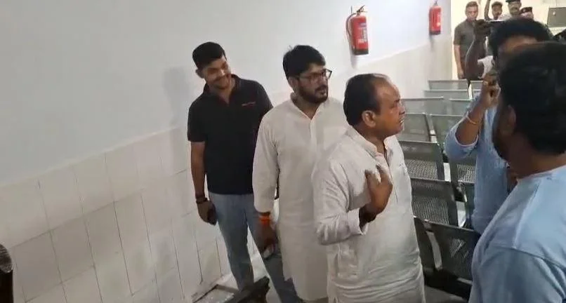 धनबाद: धनबाद SNMMCH में सियार घुसा , स्वास्थ्य मंत्री इरफान अंसारी का बयान – “अस्पताल में बाघ घुसा दो तो मेरी गलती?”