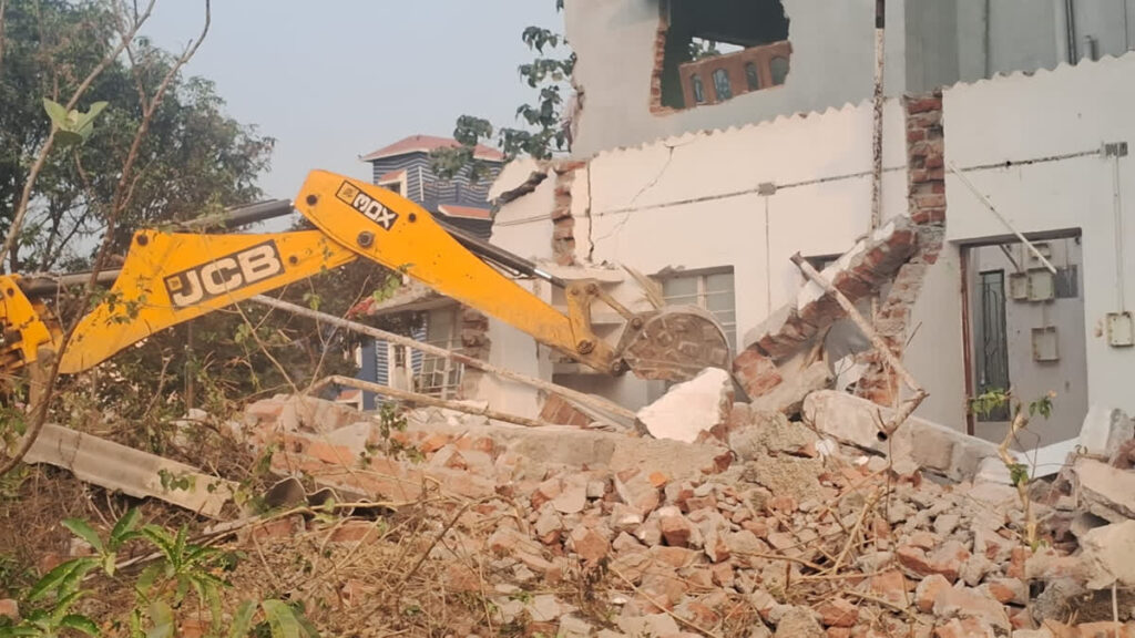 रांची: रिम्स अतिक्रमण हटाओ अभियान में डीआईजी ग्राउंड के पास तीन और मकान ध्वस्त