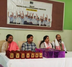 बच्चों को CRY की ओर से अभिनन्दन कार्यक्रम में सर्टिफिकेट और मोमेंटो दिया गया