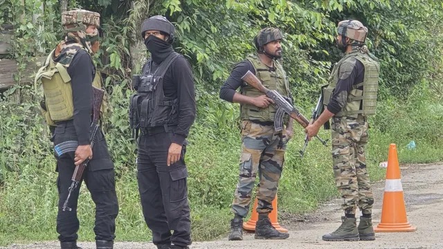 जम्मू-कश्मीर में सड़क किनारे मिला आईईडी, सुरक्षाबलों ने साजिश नाकाम की; दिल्ली में लाल किले-चांदनी चौक पर सुरक्षा बढ़ी