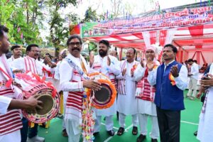 सरहुल पर सीएम हेमंत सोरेन परिवार संग सरना स्थल पहुंचे, प्रकृति पूजा कर दी राज्यवासियों को शुभकामनाएं