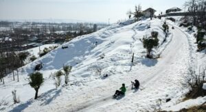 भारी बर्फबारी में सिंथन टॉप पर फंसे 200 से ज्यादा पर्यटक रेस्क्यू, सेना और पुलिस ने चलाया संयुक्त अभियान